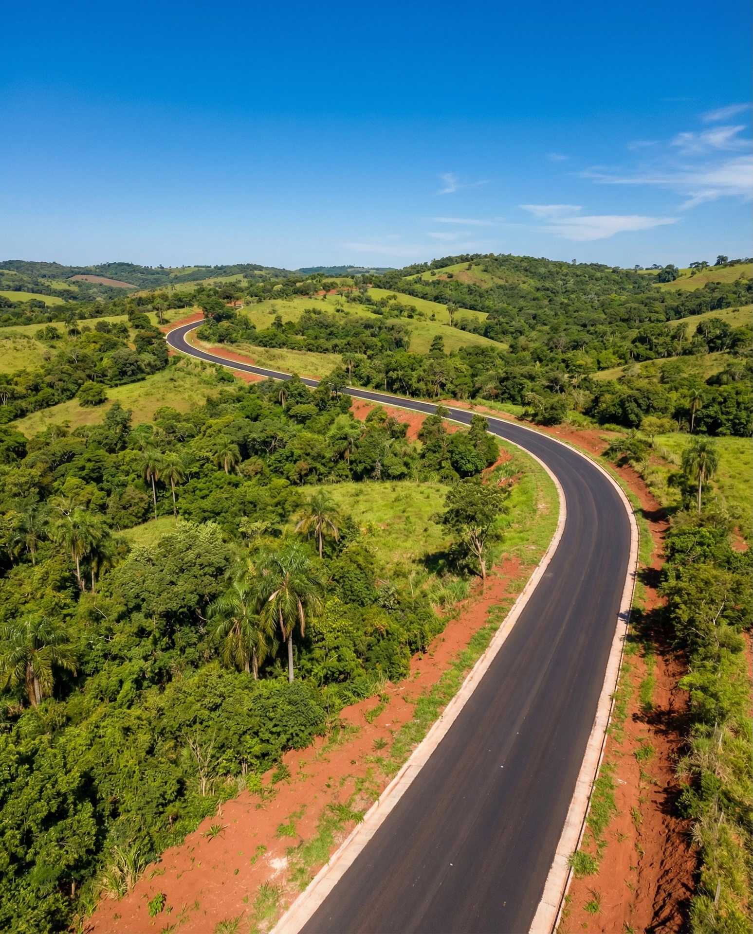Neue asphaltierte Straße durch die Hügel von Altos