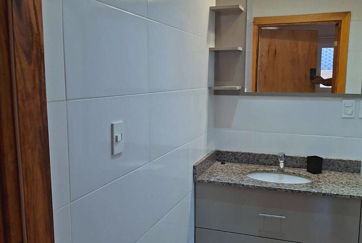 Helles, modernes Badezimmer in Paraguay mit weissen Fliesen, Granitwaschtisch und Spiegel für Ihre Immobilie.
