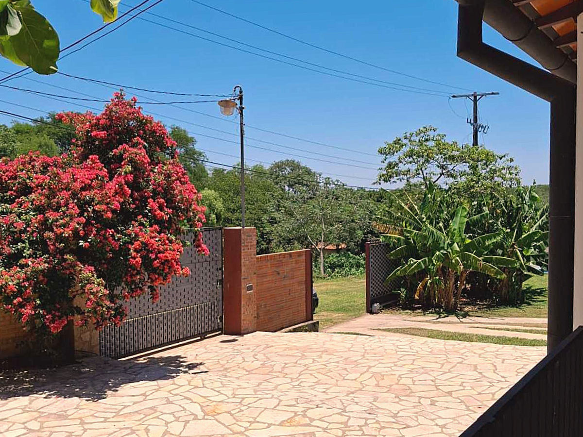 Portón eléctrico con entrada para vehículos en Altos, Paraguay