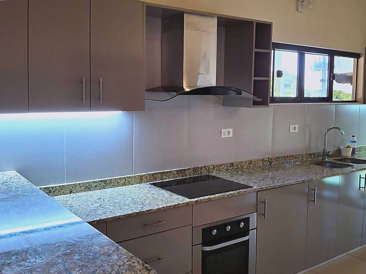 Cocina moderna totalmente equipada en Altos, Paraguay