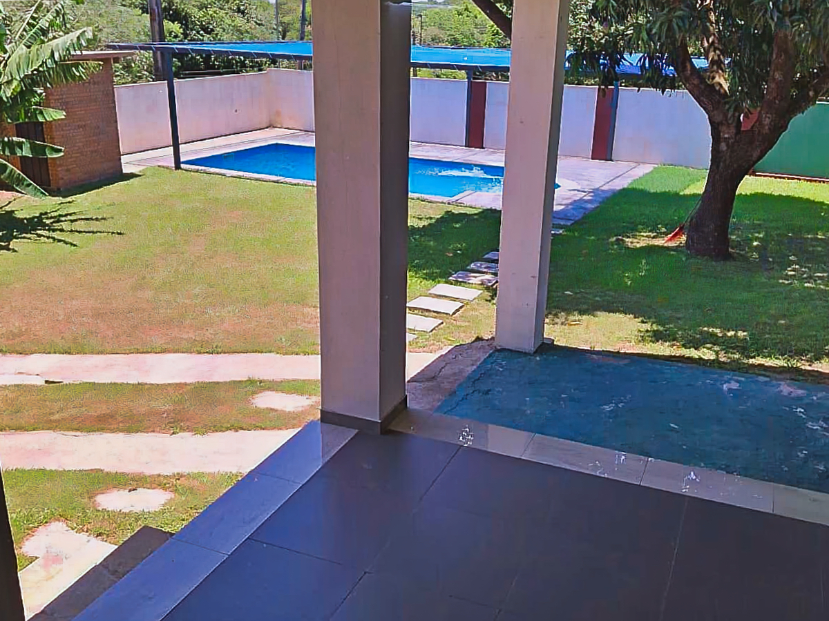 Atractiva piscina con jardín en Altos, Paraguay