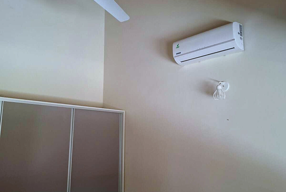 Modernes Schlafzimmerdetail in Paraguay mit Klimaanlage, Deckenventilator und praktischem Einbauschrank für Komfort.