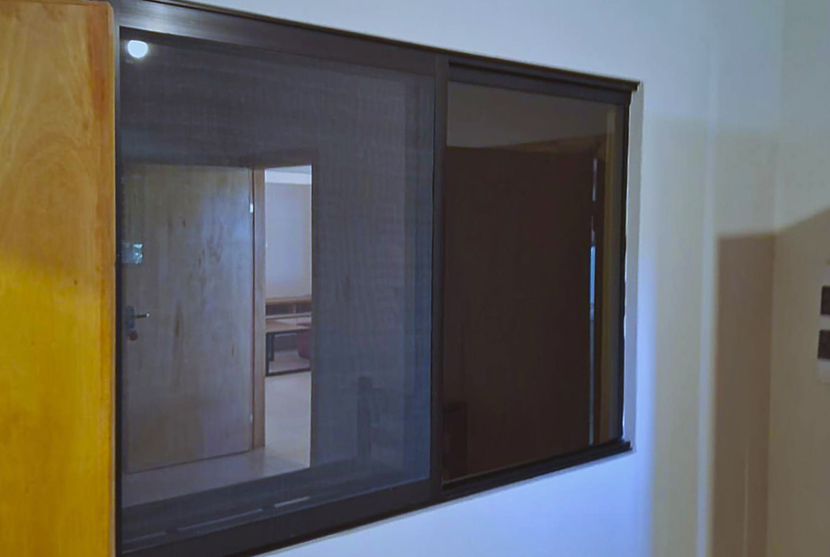 Moderne Fensterlösung mit Fliegengitter für Ihr Zuhause in Paraguay, bietet Komfort und Schutz.