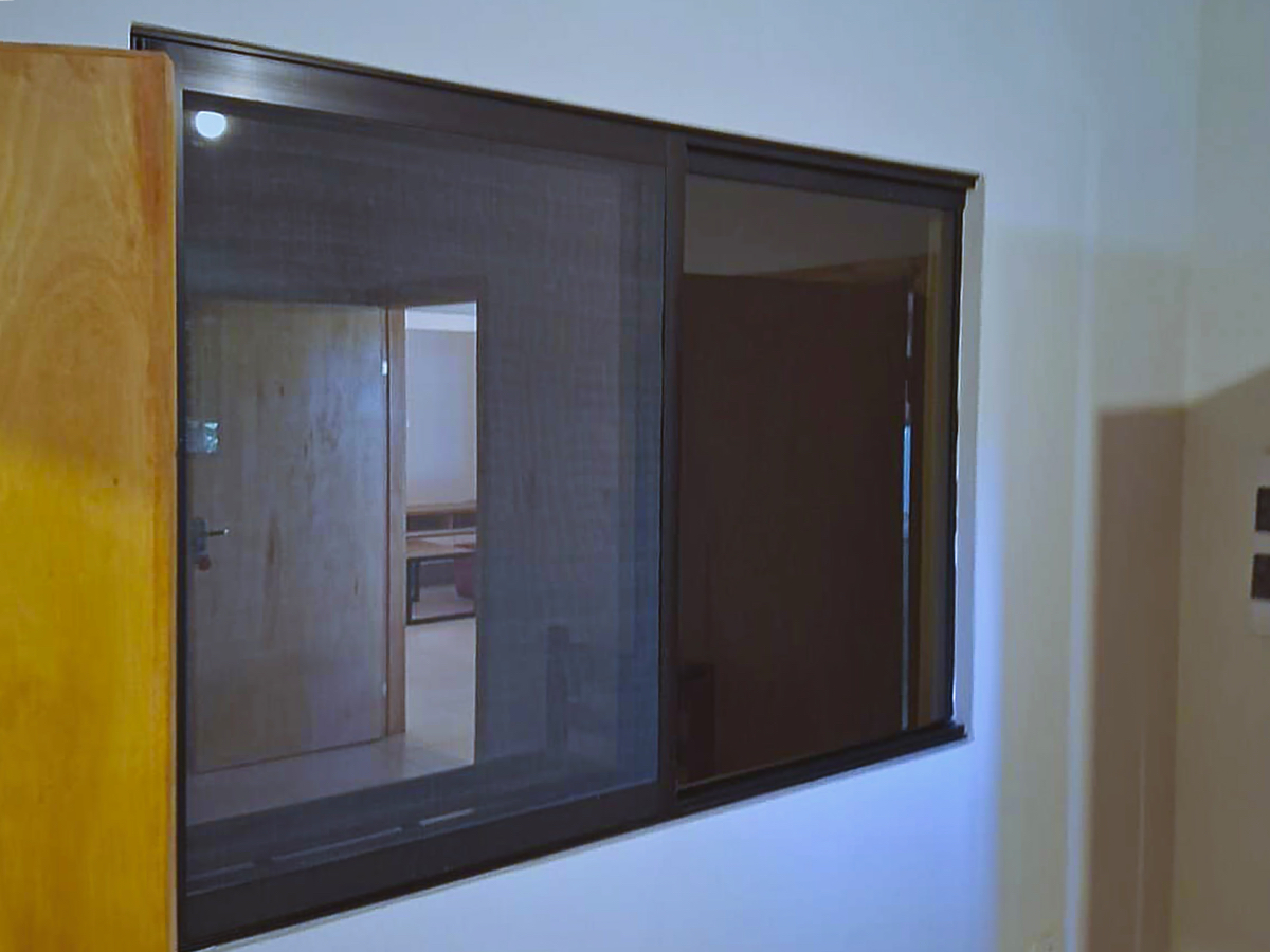 Moderne Fensterlösung mit Fliegengitter für Ihr Zuhause in Paraguay, bietet Komfort und Schutz.